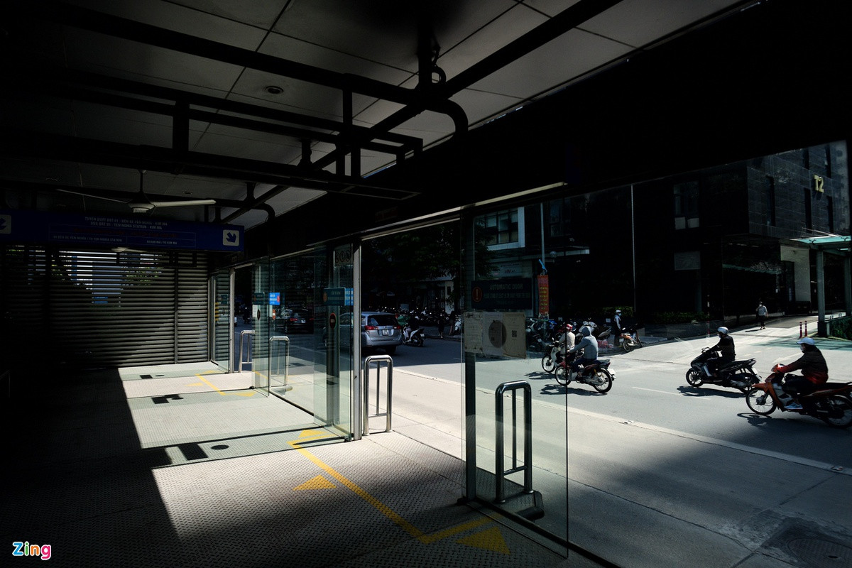  Nhà chờ xe buýt BRT vắng khách: Năm 2016, tuyến buýt nhanh BRT Kim Mã - Yên Nghĩa được hoạt động. Hiện dự án này có 22 xe chạy ngày trong tuần và 16 xe hoạt động cuối tuần. 17h, đường xá Hà Nội chật cứng người khi dân văn phòng, người lao động trở về nhà sau ngày dài làm việc. Với thế mạnh được phân làn riêng và có nhiều thiết bị công nghệ tiện ích lẽ ra buýt BRT phải trở thành loại hình giao thông công cộng được nhiều người chọn lựa. Tuy nhiên, tại các phòng chờ và hai đầu bến BRT trong khung giờ cao điểm lại rất vắng người. Trên các chuyến buýt qua lại cũng còn rất nhiều chỗ trống.