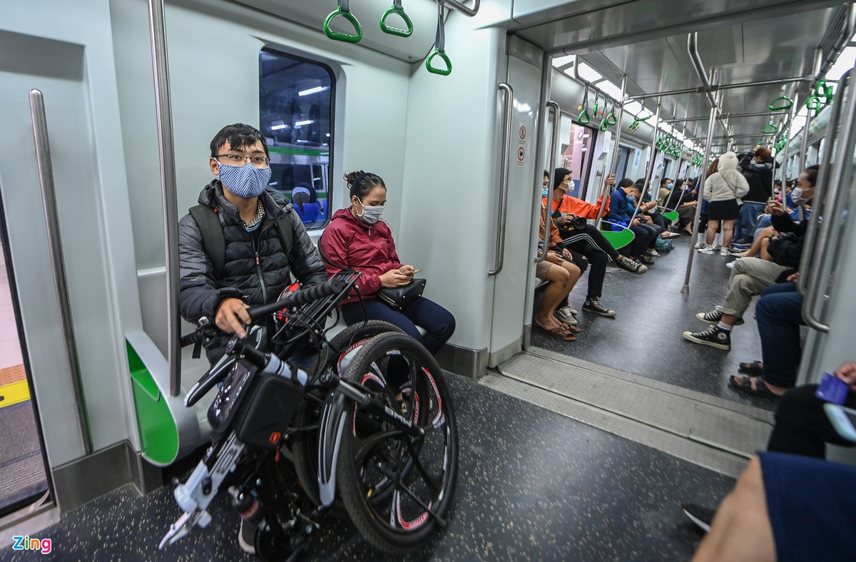 "Trước đây, tôi ít khi sử dụng phương tiện công cộng để đi làm vì nếu đi buýt thì phải đổi xe tới vài lần lại rất đông người, chờ đợi lâu, nhưng khi đi tàu điện có thể mang theo cả xe đạp gập, vừa rèn luyện sức khỏe vừa an toàn. Với mức chi phí 200.000 đồng/tháng là điều chấp nhận được", Hoàng cho biết thêm.