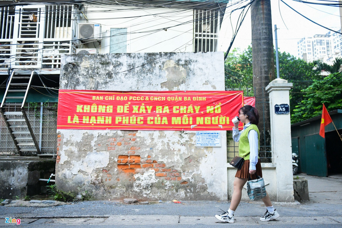 Nhà cô ở quận Ba Đình, cơ quan ở quận Hà Đông. Lâu nay, cô không dùng xe máy mà lựa chọn xe buýt là phương tiện chính để di chuyển. "Gần chục năm học tập và làm việc tại Hà Nội, tôi dùng từ xe buýt thường đến buýt nhanh.