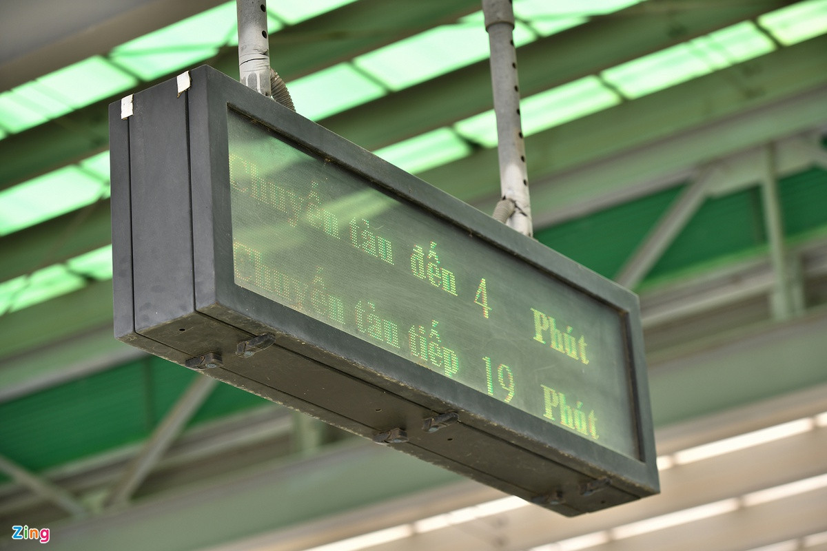 Hoàng kể anh sống tại khu vực Kim Giang (quận Thanh Xuân), công ty ở phố Núi Trúc (quận Ba Đình), chỉ cách ga Cát Linh vài trăm mét. Tổng chiều dài quãng đường hai chiều của anh khoảng 18 km.