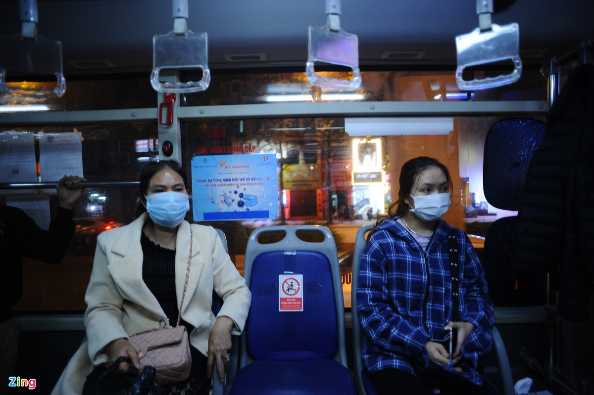 Tan ca, hơn một giờ từ lúc lên xe, chị Nguyễn Kim Anh (trú quận Hà Đông) tỏ ra mệt mỏi sau ngày dài làm việc. Chị kể hàng ngày phải đến cơ quan bằng xe buýt vì xa, từ quận Hà Đông đến quận Long Biên dài hơn 20 km. Kim Anh đã đi thử tàu điện, cảm thấy nhanh nhưng lại không tiện đường đi làm, cuối cùng vẫn phải chịu khổ trên chiếc xe buýt quen thuộc vì tiện hơn, phù hợp với lộ trình.