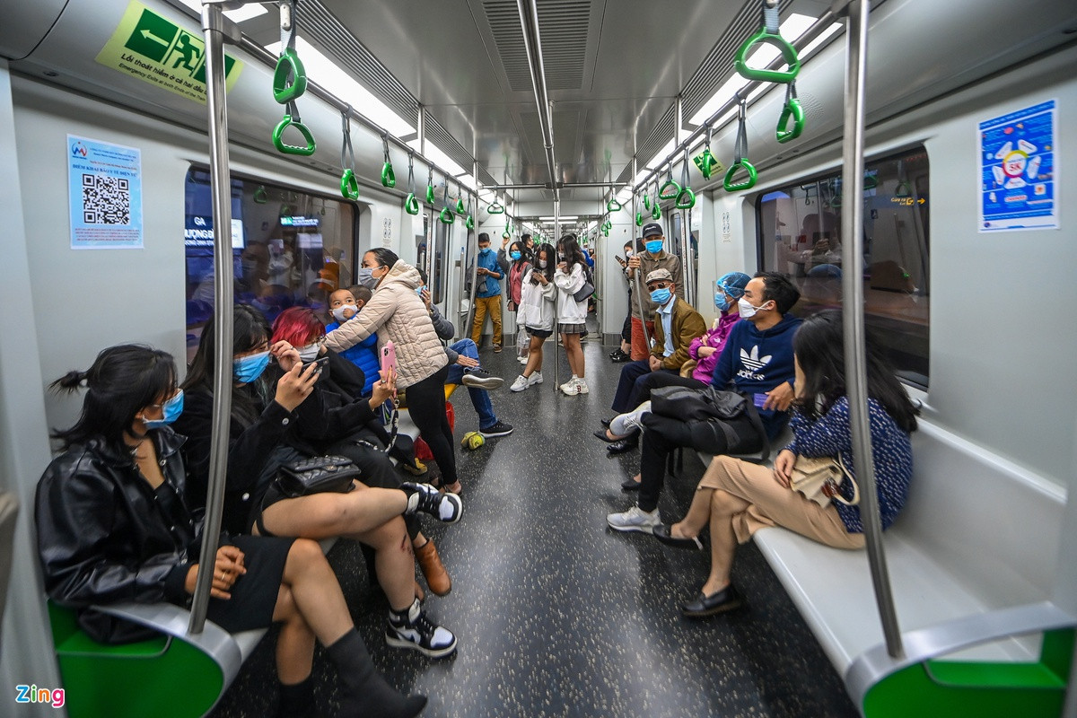 Nhiều năm nay, trung bình mỗi ngày anh mất 1-2 giờ trên đường, chịu ô nhiễm cả về khói bụi lẫn tiếng ồn, chỉ để di chuyển từ nhà đến công ty bằng xe máy, còn bây giờ đi tàu, tổng cộng 30 phút cả đi và về.