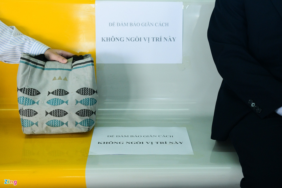 So sánh cả 3 loại phương tiện, Oanh thấy tàu trên cao ít nhược điểm nhất, dù tính kết nối giữa các phương tiện công cộng từ nhà ga đi nơi khác chưa thực sự thuận tiện. "Với tôi, cả điểm đi và đến thuận tiện cho công việc", Oanh nói rồi nhanh chóng hòa vào dòng người trên đường.