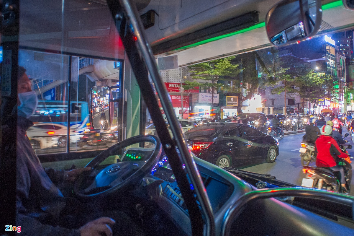 Phóng viên có mặt trên một chuyến xe buýt số 02 vào giờ cao điểm chiều 9/11, ba ngày sau khi tàu Cát Linh - Hà Đông được đưa vào sử dụng. Thực tế cho thấy phải mất hơn một giờ để đi 10 km từ Ngã Tư Sở tới Bến xe Yên Nghĩa, điểm cuối của hai tuyến BRT và tàu đường sắt trên cao. Di chuyển chậm với lượng khách khá ít ỏi.