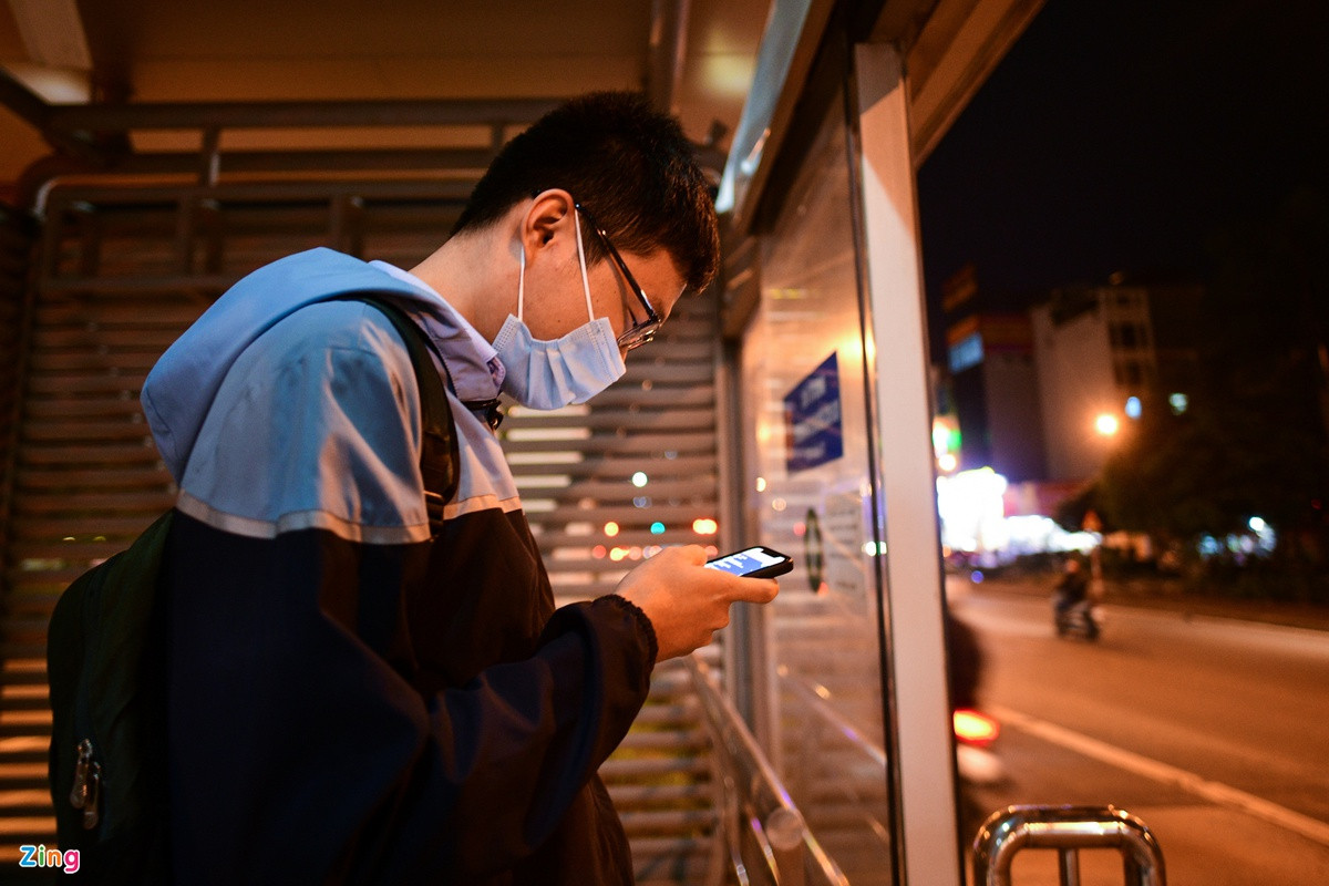 Với quãng đường 12,2 km từ Bến xe Kim Mã về điểm cuối Yên Nghĩa, buýt BRT dự kiến di chuyển nửa giờ. Tuy nhiên, trên thực tế thời gian di chuyển bị chậm lại hàng chục phút. Nguyên nhân chính là làn đường dành riêng cho xe buýt nhanh bị các phương tiện chạy cùng chiều lấn chiếm. Trên những tuyến BRT giờ cao điểm, theo khảo sát của Zing, lượng khách đông nhất chỉ 20-30 người trong khi sức chứa lên tới 90 khách mỗi lượt.