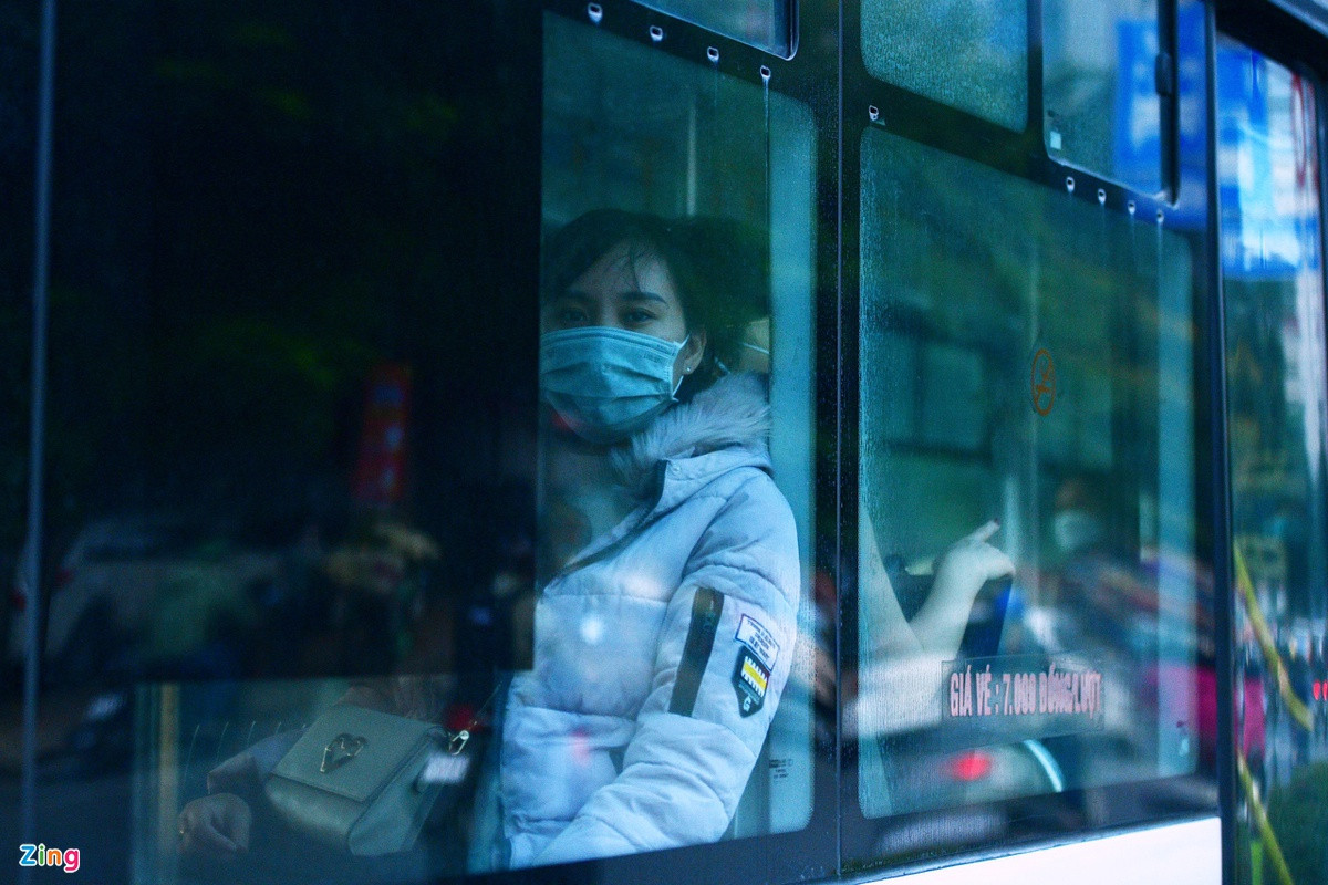 Vũ An (25 tuổi) rời văn phòng làm việc. Là người trẻ sinh sống và làm việc trong thành phố, có phương tiện cá nhân nhưng An vẫn chọn di chuyển bằng xe buýt nhanh khi không có việc gấp. "Nhìn chung trong tương lai, việc sử dụng phương tiện công cộng sẽ trở thành xu thế để giảm bớt áp lực cho giao thông trong đô thị. Cá nhân mình cũng đang tập làm quen với điều đó", An chia sẻ.