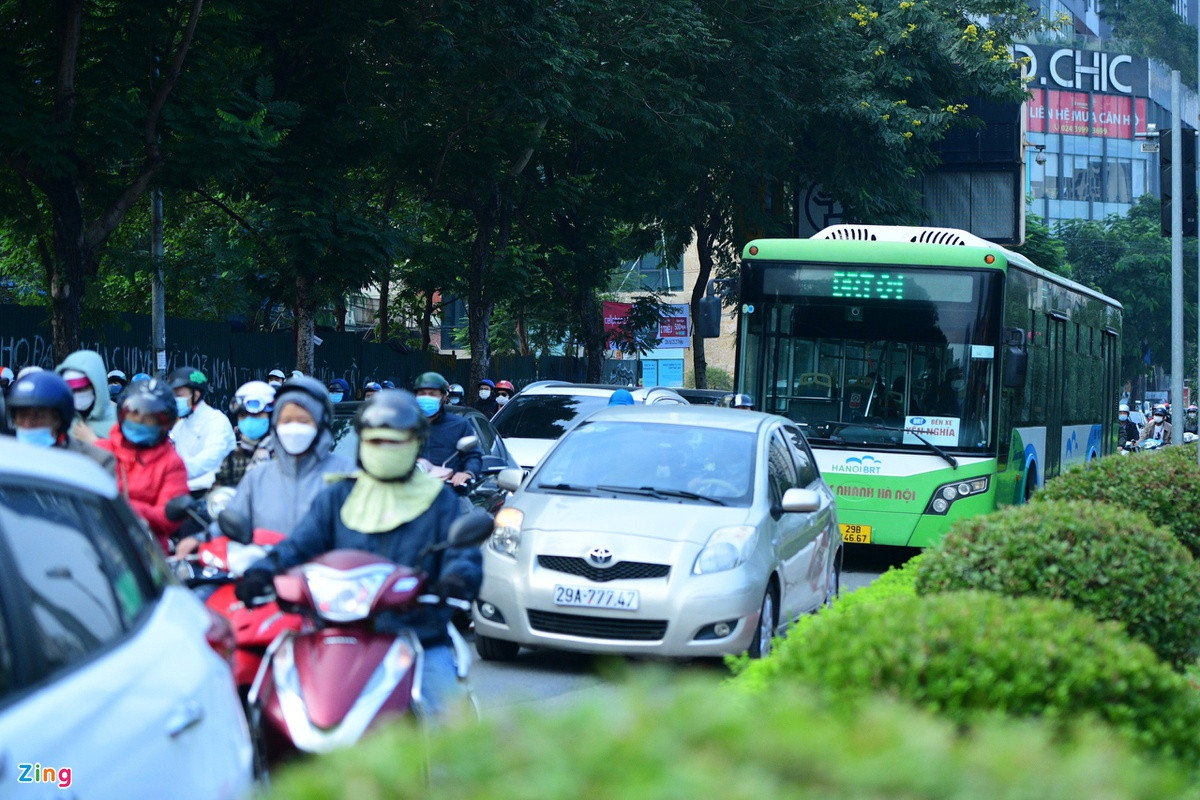 Tuy nhiên, An cũng chỉ tự tin di chuyển bằng xe buýt nhanh trong các trường hợp không có việc gấp. Nhà chờ BRT trên đường Tố Hữu lúc này chỉ có một mình An đứng chờ xe. Cậu liên tục kiểm tra lộ trình chuyến xe trên ứng dụng. "Đôi lúc vẫn chịu cảnh đi chậm và tắc như xe buýt thường", chàng trai lắc đầu chán nản.