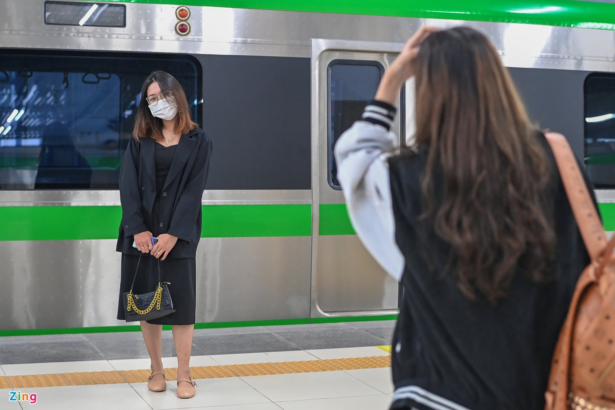 Trong 15 ngày đầu tàu đường sắt Cát Linh - Hà Đông không thu phí, trên toa luôn rất đông khách. Trong khi đa phần khách "đi thử cho biết", nhiều người làm ở các văn phòng, công sở bắt đầu suy nghĩ nghiêm túc về việc coi đường sắt trên cao là một phương tiện di chuyển chính của mình trong tương lai.