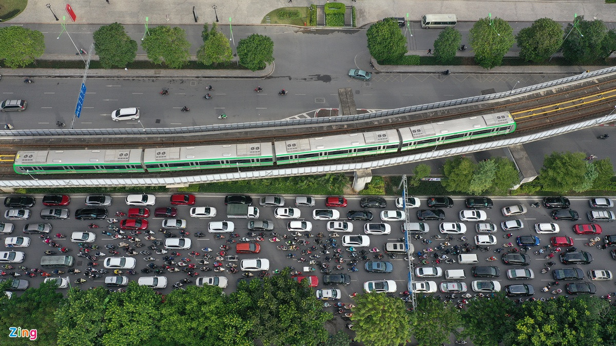 Mất cả giờ để đợi và đi xe buýt: Khác với tàu điện một mình một lối ở trên cao, xe buýt đi trên đường nội đô luôn phải chen với nhiều loại phương tiện khác. Việc sử dụng xe buýt đi lại cũng là điều nhiều người vẫn còn e ngại. Cùng là tuyến đường có tàu điện trên cao tại trục Nguyễn Trãi (Thanh Xuân) - Trần Phú - Quang Trung (Hà Đông), vào giờ tan tầm, những người ngồi trên xe buýt cũng phải chịu cảnh nhích từng chút như người đi xe máy.