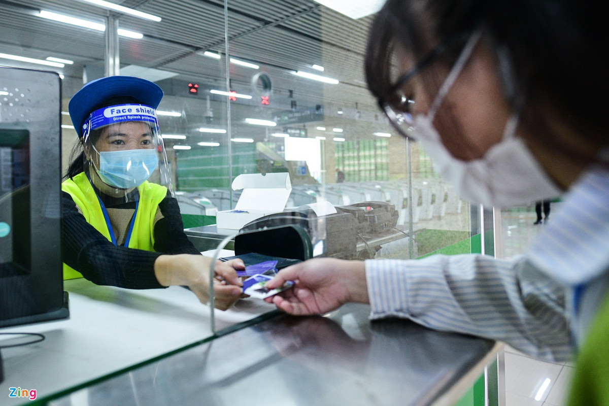 Mất khoảng 15 phút đi bộ, Oanh có mặt tại nhà ga Cát Linh. Đồ đạc mang theo chỉ có một túi nhỏ để vật dụng cá nhân và túi cơm trưa. Lấy làm vui vẻ khi được đi bộ mỗi ngày, cô coi đó là lý do chính đáng để bản thân chăm vận động hơn.