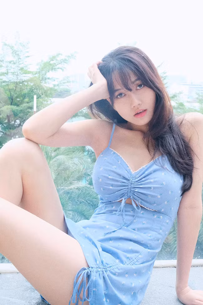 Cô gây bất ngờ với hình ảnh quyến rũ, trưởng thành.