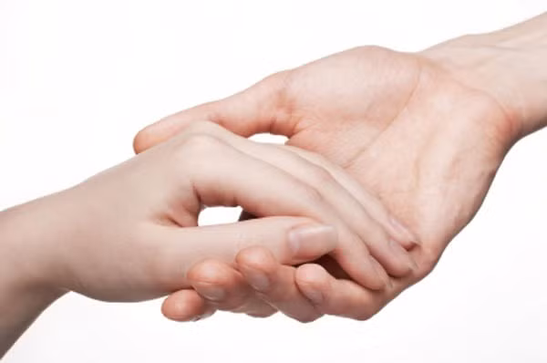 Lòng bàn tay hồng hào, sâu lõm: Đa số người có bàn tay hồng hào thường là những người có phúc khí.