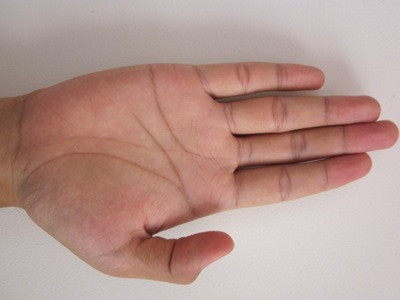 Đường chỉ tay rõ ràng, đậm nét: Đường chỉ tay rất quan trọng, nó thường thể hiện trình độ trí tuệ, công danh, sự nghiệp cũng như số mệnh của một người. Người có chỉ tay rõ nét thường rất thông minh, giỏi dang và thành đạt, giàu có.