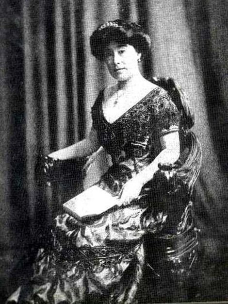 Vào những năm đầu của thế kỷ trước, tài sắc vẹn toàn, lại thêm khả năng tinh thông 8 ngoại ngữ, Dụ Đức Linh đã bước chân vào chốn hoàng cung vừa thần bí lại đầy rẫy những hiểm nguy và cám dỗ. Bà chính thức trở thành ngự tiền nữ quan, đảm nhiệm công việc phiên dịch cho Từ Hy thái hậu. Trong ảnh là chân dung Dụ Đức Linh.