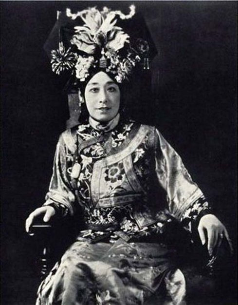 Chân dung nữ phiên dịch xinh đẹp tài giỏi Dụ Đức Linh.