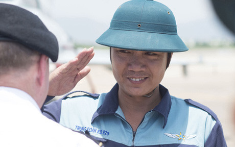 Một thợ máy của Trung đoàn Không quân 929, Sư đoàn 372.