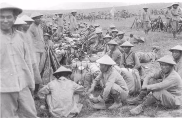 Năm 1916, lính An Nam nghỉ chân trong lúc đóng quân cạnh Ypres- Bỉ.