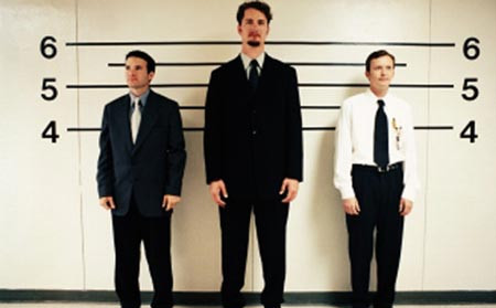 Thanh niên trưởng thành có tướng vóc lùn thấp, đầu to thân nhỏ sườn mũi cao và ngắn là chủ về sự góa bụa sớm nếu phải lập gia đình trước 23 tuổi, ria mép mọc đều đặn, cằm lại lang bốc, môi mỏng và răng thưa thớt là tướng cô độc, bần tiện hiếm con.