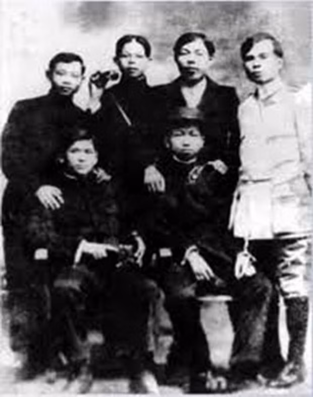 Ngày 20/4/1919, một người lính Việt tham gia binh biến tại Hắc Hải đã kéo cờ đỏ trên chiến hạm Pháp ủng hộ cách mạng Nga đó là cố chủ tịch Tôn Đức Thắng.