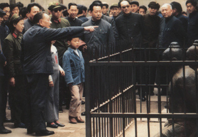 Tháng 2/1983, tại tượng Tần Cối quỳ trước Nhạc miếu, Đặng Tiểu Bình kể cho cháu ngoại Mông Mông nghe những câu chuyện về anh hùng và kẻ bán nước.