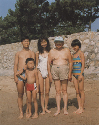 Tháng 8/1990, Đặng Tiểu Bình chụp ảnh cùng mọi người bên bãi biển.