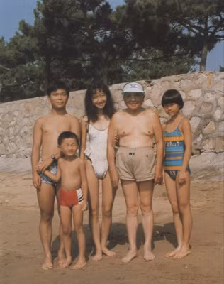 Tháng 8/1990, Đặng Tiểu Bình chụp ảnh cùng mọi người bên bãi biển.