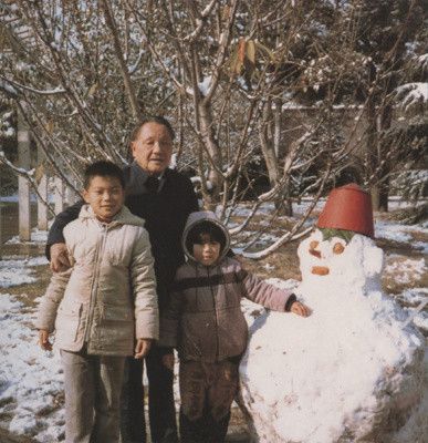 Đặng Tiểu Bình chụp ảnh cùng các cháu nhỏ bên người tuyết.