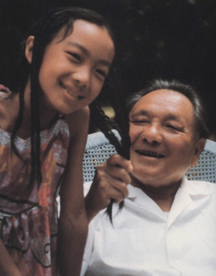 Bức ảnh này chụp vào một ngày hè của năm 1985 khi Đặng Tiểu Bình ở bên cô cháu ngoại Miên Miên.