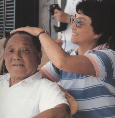 Rất đều đặn, mỗi lần Đặng Tiểu Bình trở về nhà sau khi bơi lội trên biển 90 phút, các con ông lại giúp cha chải đầu.