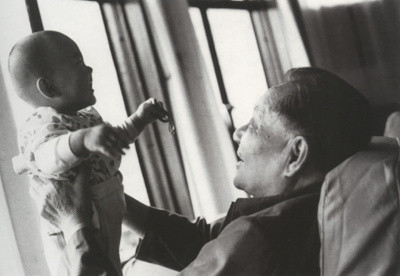 Tháng 7/1980, Đặng Tiểu Bình (76 tuổi) trên một chiếc thuyền tại Tam Hiệp.