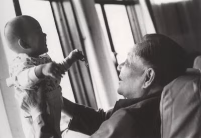 Tháng 7/1980, Đặng Tiểu Bình (76 tuổi) trên một chiếc thuyền tại Tam Hiệp.