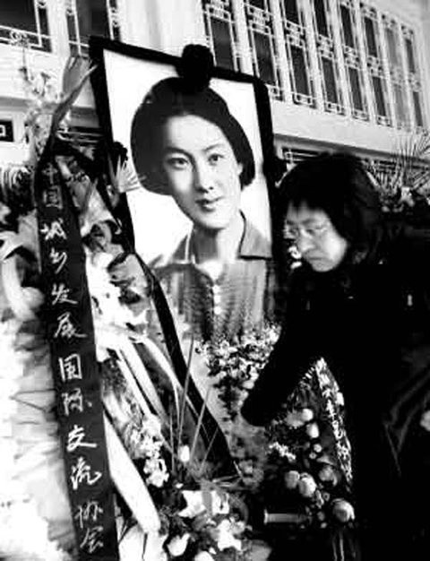 Chương Hàm Chi sinh năm 1935 tại Thượng Hải, mất hồi 8h20 phút ngày 26/1/2008 tại bệnh viện Triều Dương, Bắc Kinh, hưởng thọ 73 tuổi. Con gái bà – Hồng Hoàng chính là người đã ở bên cạnh mẹ trong những phút cuối đời. Trong ảnh là di ảnh của Chương Hàm Chi.