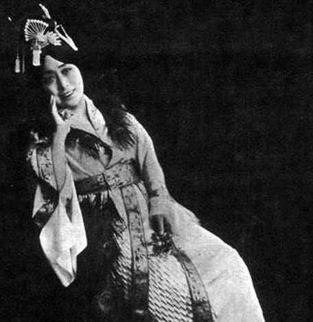 5. Dụ Đức Linh: Dụ Đức Linh là phiên dịch của Từ Hy thái hậu. Bà là người dân tộc Mãn, sinh năm 1886 tại Vũ Xương. Thưở nhỏ và trong giai đoạn thanh thiếu niên, Dụ Đức Linh sống tại Sa Thị, Kinh Châu.