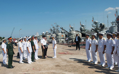 Chủ tịch Hội đồng Tham mưu trưởng Liên quân Mỹ Dempsey thăm Vùng 3 Hải quân Nhân dân Việt Nam ở Đà Nẵng vào hôm 15/8.