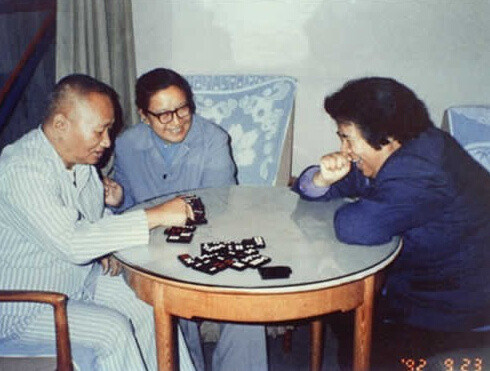 Mao Ngạn Thanh, Thiệu Hoa và Lý Nột quây quần bên nhau. Nguồn ảnh: Sohu.com.