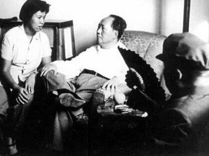 Vợ chồng Thiệu Hoa, Mao Ngạn Thanh tới thăm Mao Trạch Đông vào giữa những năm 60 của thế ký trước.