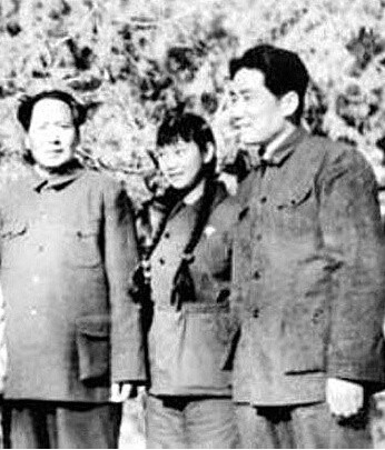 Trong ảnh là Mao Trạch Đông cùng vợ chồng Mao Ngạn Anh, Lưu Tư Tề. Lưu Tư Tề sinh năm 1930. Bà là con gái của Trương Văn Thu và Lưu Khiêm Sơ – những đồng chí với Mao Trạch Đông. Mao Ngạn Anh – con trai của Mao Chủ tịch lần đầu gặp Lưu Tư Tề vào năm 1946. Thời điểm này là 8 năm sau khi tiểu thư Tư Tề trở thành con gái nuôi của Mao Trạch Đông. Hôn lễ của hai người được tổ chức tại Bắc Kinh. Tuy nhiên, hạnh phúc của đôi trẻ không kéo dài lâu khi chiến tranh Triều Tiên bùng nổ.