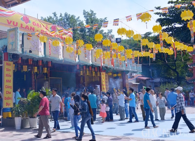 Ở đó, những nén hương thơm dâng cúng cùng lòng thành khấn nguyện bình an và sức khoẻ cho người thân và gia đình, nhất là gửi gắm tình cảm và sự hồi hướng công đức đến cha mẹ được người người nhất tâm thực hiện. Ở chùa, rằm này là rằm lớn - mang ý nghĩa Đại lễ Vu lan, ngày Tự tứ của chúng Tăng sau 3 tháng an cư kiết hạ - Ảnh: B.Toàn.