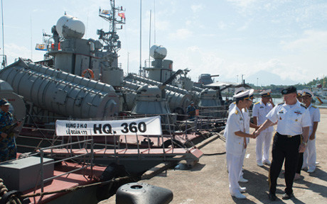 Tướng Dempsey bắt tay một sĩ quan đứng trước tàu tên lửa HQ-360 lớp Osa II.