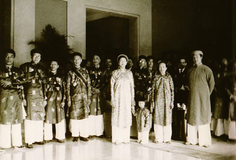 Sở hữu vóc dáng cao ráo, Nam Phương hoàng hậu không hề kém cạnh khi đứng cùng nam nhân thời đó.