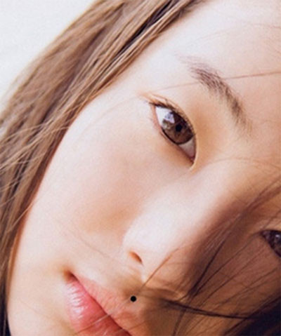 4. Nốt ruồi ở nhân trung: Người có nốt ruồi ở nhân trung, trong tình yêu khá đa tình, có ham muốn mạnh.