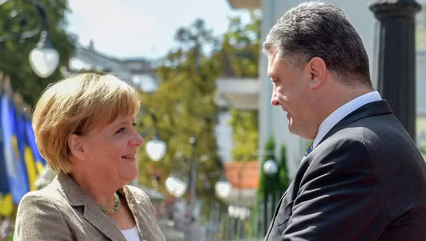 Tổng thống Ukraine Poroshenko và Thủ tướng Merkel xuất hiện trong một sự kiện.