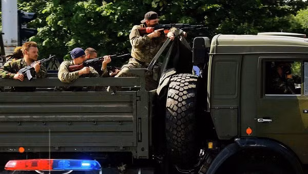 Dân quân tự vệ đang đi tuần tra.