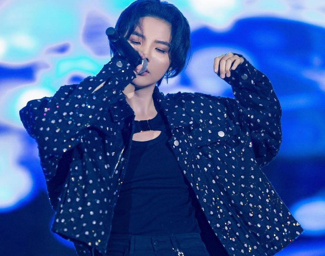 Tối 9/7, Vũ Cát Tường công khai bản thân là gay khi trò chuyện với khán giả. Tuy nhiên, nhiều người hâm mộ không quá bất ngờ trước điều này bởi họ đã quá quen với hình ảnh ca sĩ họ Vũ trong những bộ đồ gắn liền với phong cách menswear.