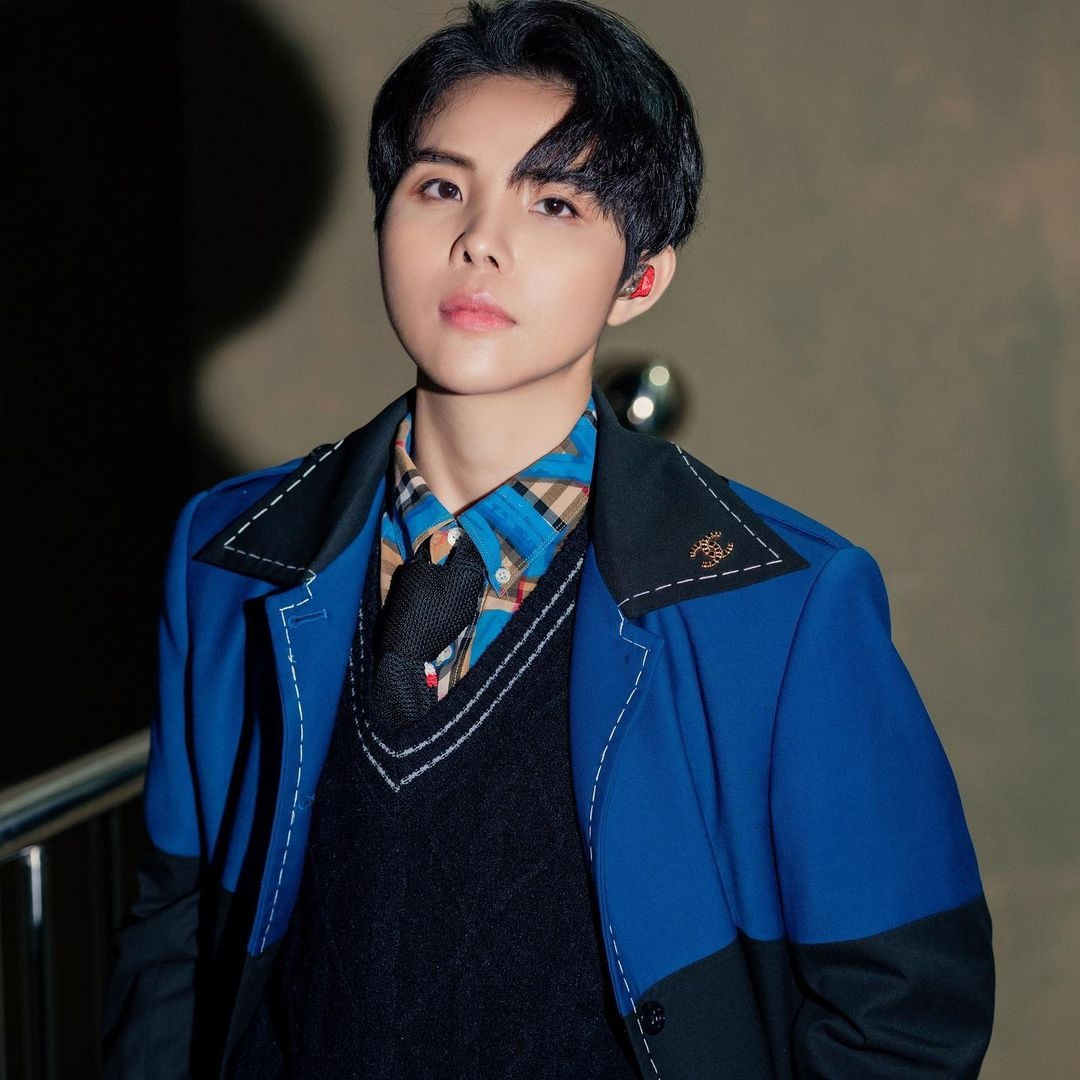 Dù trung thành với một phong cách, cô cho thấy mình không "một màu" khi dám thử nghiệm các tông khác nhau bên cạnh những sắc trung tính. Tuy nhiên, cô luôn phối không quá ba màu cho tổng thể. Chính điều này đã giúp vẻ ngoài của cô không trông rối mắt dù có nhiều lớp chồng lên nhau.