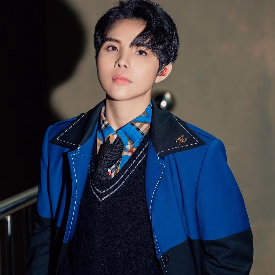 Dù trung thành với một phong cách, cô cho thấy mình không "một màu" khi dám thử nghiệm các tông khác nhau bên cạnh những sắc trung tính. Tuy nhiên, cô luôn phối không quá ba màu cho tổng thể. Chính điều này đã giúp vẻ ngoài của cô không trông rối mắt dù có nhiều lớp chồng lên nhau.