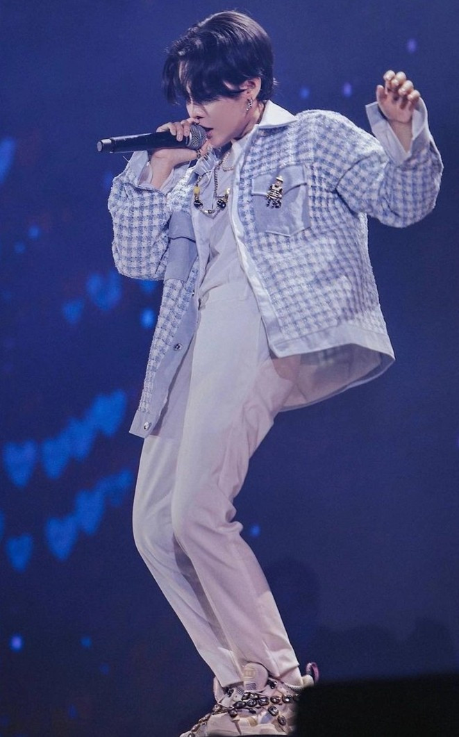 Tại những đêm diễn gần gũi với khán giả, cô mang đến sự thoải mái hơn trong thiết kế bomber dáng lửng. Vòng cổ luôn là món phụ kiện không thể thiếu của cô.