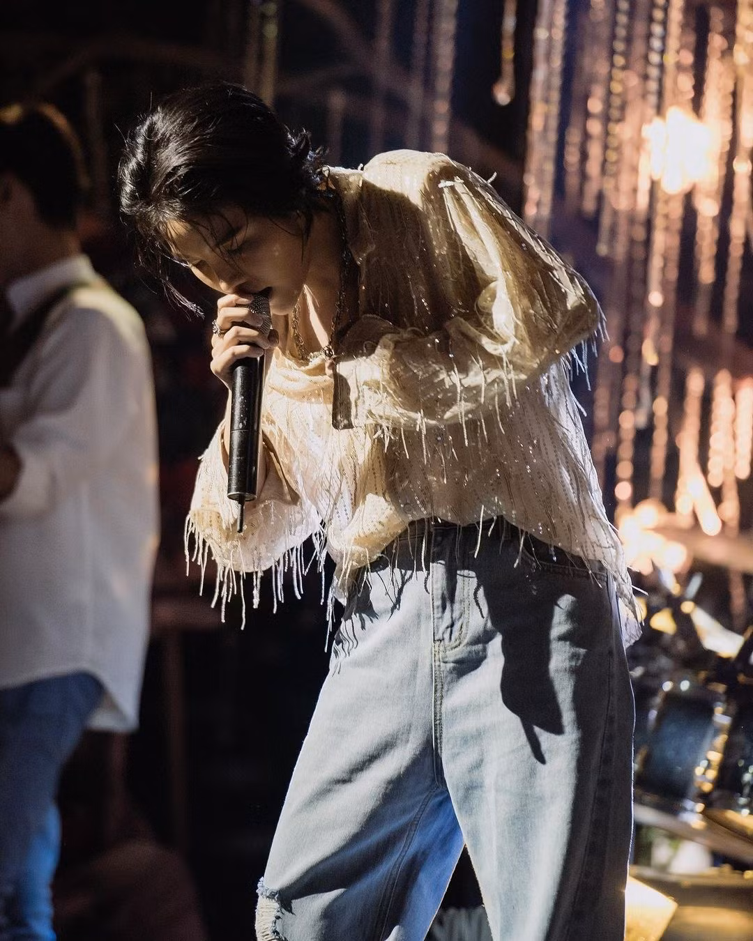 Những chiếc áo sơ mi dáng oversized cũng chiếm ưu thế trong tủ quần áo của Vũ Cát Tường. Chỉ bằng việc chọn họa tiết nổi bật hay đính tua rua, cô cũng có thể cho kiểu áo vốn đơn giản này trở thành trang phục diễn. Vì có chiều cao khiêm tốn, cô thường đóng thùng và kết hợp với quần cạp cao.