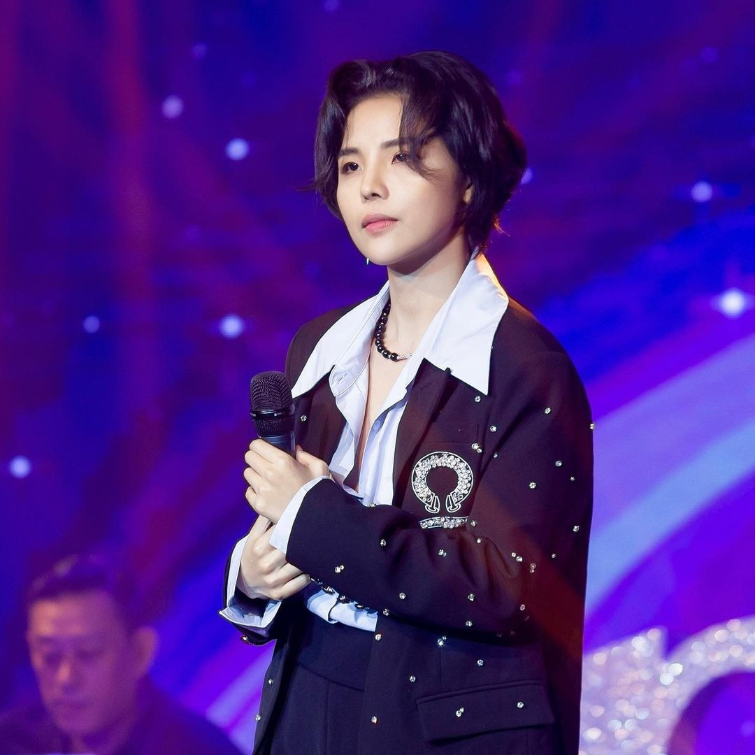 Vest, suit hay blazer là những món đồ được cô lăng xê nhiều nhất khi diễn trên sân khấu. Thay vì mặc theo kiểu cổ điển, cô trông nổi bật hơn khi trung thành với công thức phối layer, kết hợp cùng họa tiết lấp lánh hay phụ kiện nhỏ hợp xu hướng nhằm tạo thêm điểm nhấn. Đôi khi, cô mang đến sự thoải mái, phóng khoáng với mốt để buông lơi cúc.