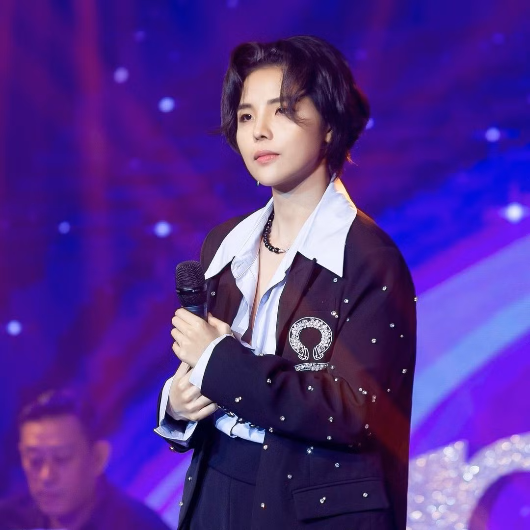 Vest, suit hay blazer là những món đồ được cô lăng xê nhiều nhất khi diễn trên sân khấu. Thay vì mặc theo kiểu cổ điển, cô trông nổi bật hơn khi trung thành với công thức phối layer, kết hợp cùng họa tiết lấp lánh hay phụ kiện nhỏ hợp xu hướng nhằm tạo thêm điểm nhấn. Đôi khi, cô mang đến sự thoải mái, phóng khoáng với mốt để buông lơi cúc.